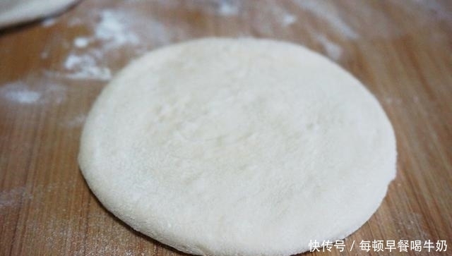 锅中|酱肉包子,整粒的肉丁,嚼起来真带劲