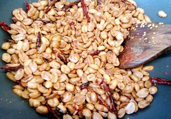 下酒的酒鬼花生，简单！只要掌握如此技巧，又香又酥还炸不糊