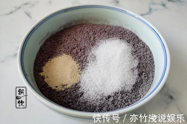 黑米糕|老人想吃米糕，黑米粉加酵母做出来，没有泡打粉的蓬松，但很好吃