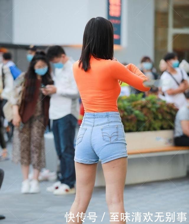 浅色|橘黄色长袖搭配浅色牛仔短裤，青春减龄，时尚又亮眼