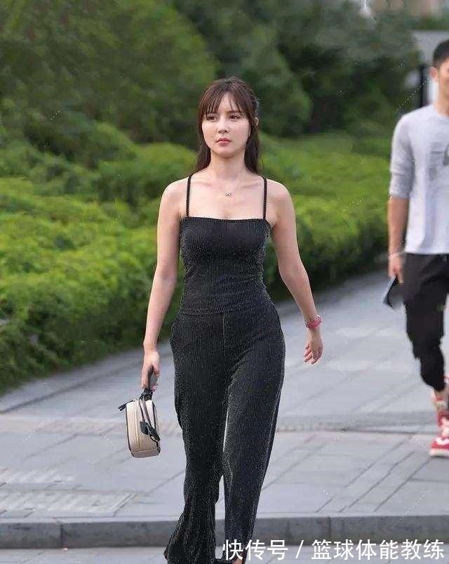打底衫 黑色性感吊带搭配高跟凉鞋,简单为主,整个人都会时尚又百搭!