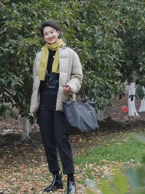 今年流行一种“大气风”穿法，保暖洋气显高级，成熟女性的最爱