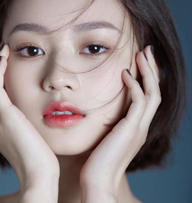 唇妆 怎么涂口红才好看?唇峰近显幼态,唇线内收更精致,提升高级感!