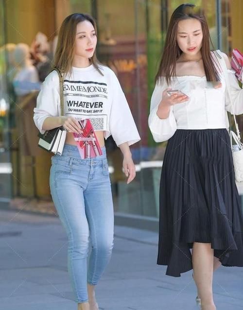 紧身牛仔裤|青春靓丽小姐姐穿紧身牛仔裤，清新时尚，简约好看不挑人