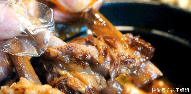 串串|暖暖的羊蝎子煲,还能快乐撸串!