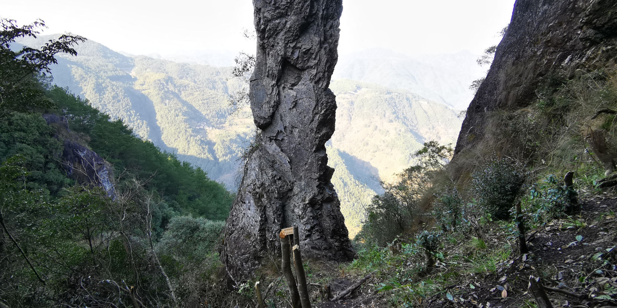 罗经石|福建深山发现巨大蘑菇石，每天几千人爬山来看，到底长什么样？