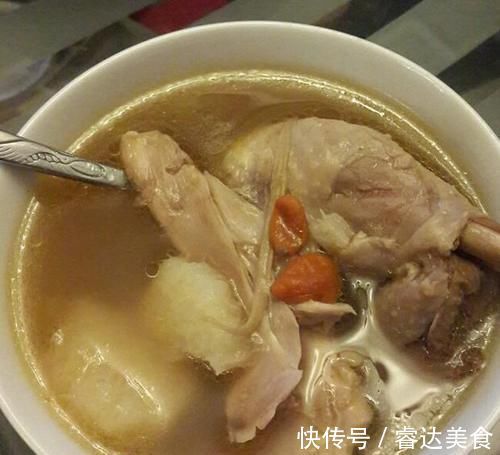 炖鸡汤，别只会焯水了！30年大厨教你3招，肉质鲜香软嫩，无腥味