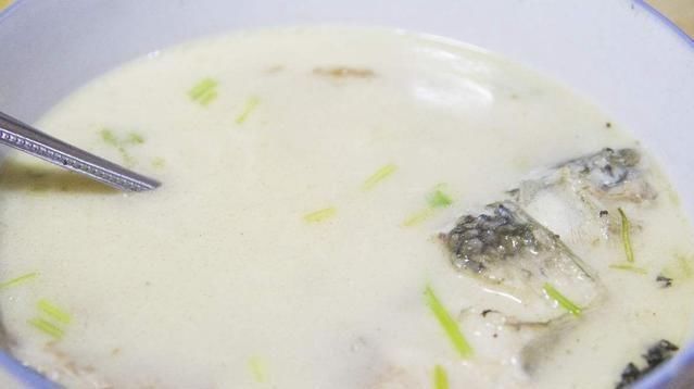 炖鱼汤时,切记不要直接炖,用上这3个技巧,鱼汤奶白色无腥味