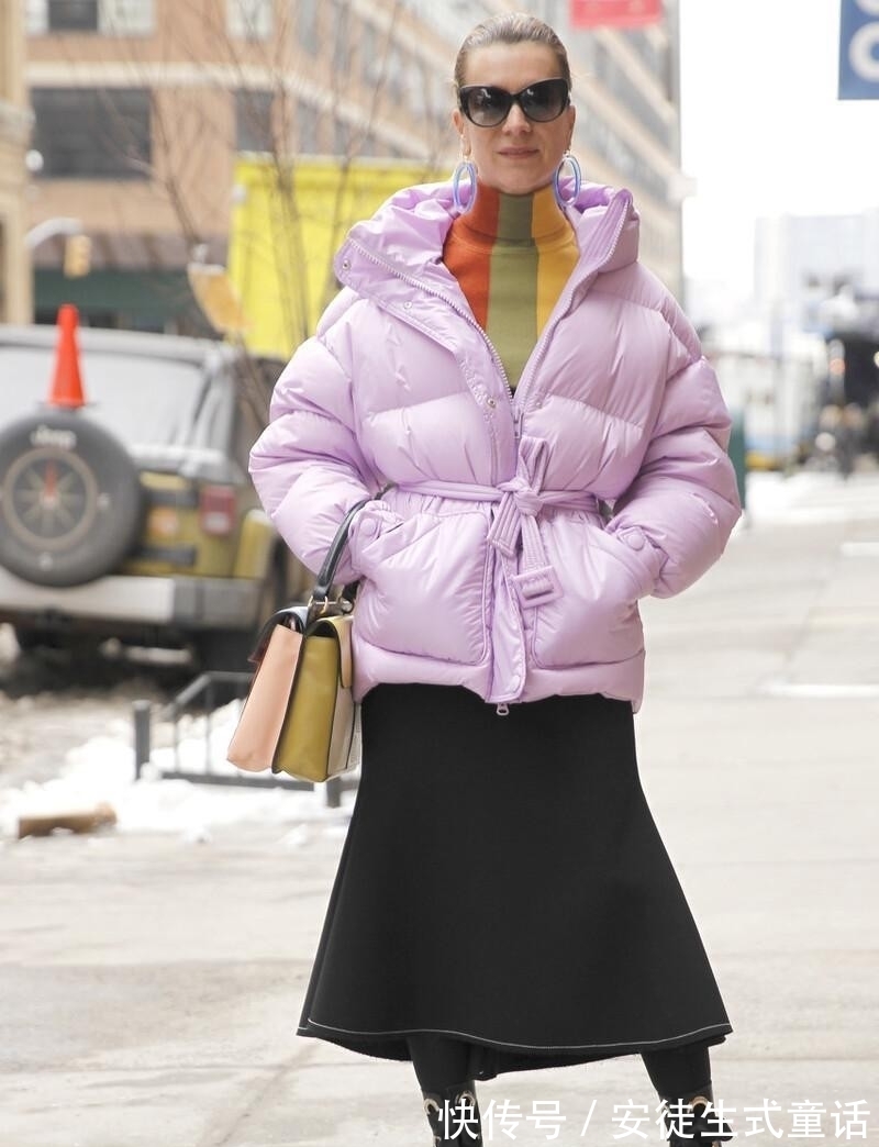 时髦 穿羽绒服别配长裤了,换成裙子时髦又精致,甜美女生都这么穿