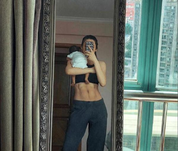 马甲线|怀孕八个月孕妈秀马甲线,整个孕期零妊娠纹,却被网友骂惨了