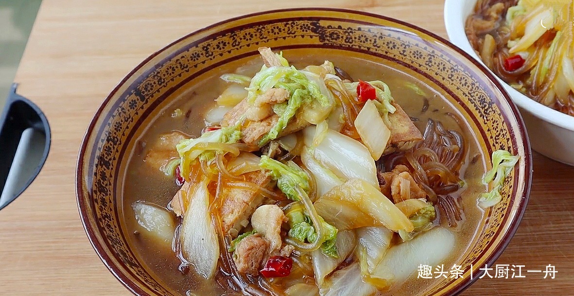 白菜炖豆腐怎样做才好吃原来做法有诀窍，一次炖一锅，太解馋了！
