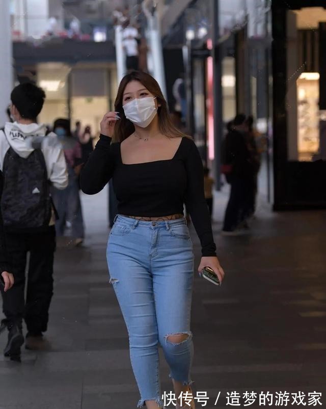 小姐姐 打底裤打造街头美感,突显美丽曲线,时尚魅力无法挡!