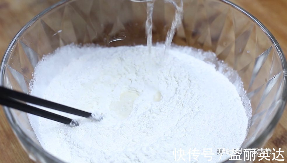 省时|韭菜馅饼学会这样做,不用发面省时省力又好吃,皮薄馅大凉了不硬