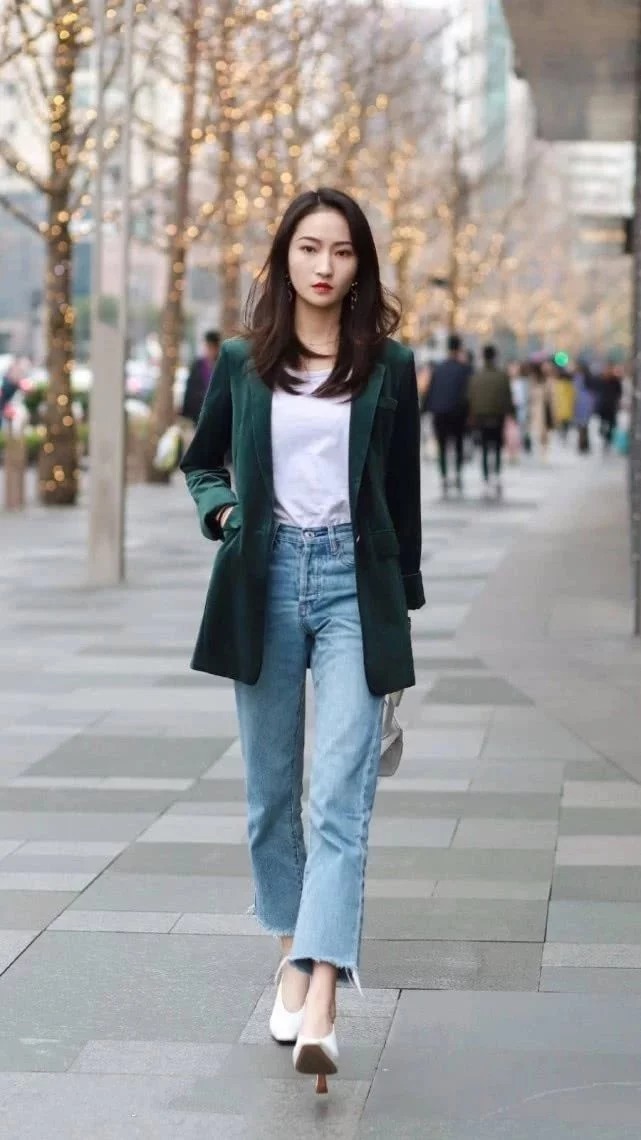 街拍:小姐姐短裤搭配T恤,加上红色的眼镜,清爽而有型