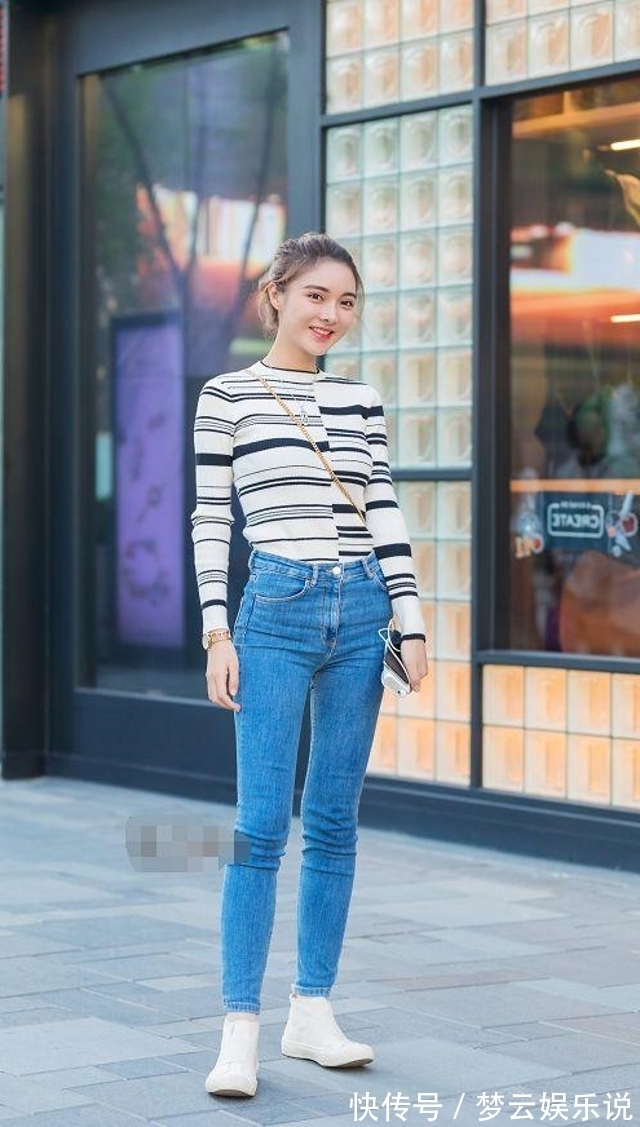 小蛮腰 姑娘黑色无袖背心凸显出纤细的腰身,凸显知性优雅