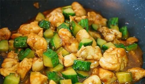 母子俩晚餐晒到朋友圈火了，简单又温馨，网友：妈妈做的菜就是香