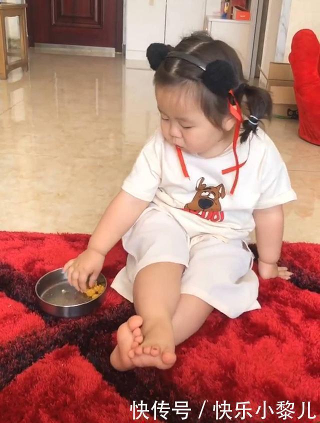 脚丫|爸爸当女儿面抠脚,女儿就此学会一项“绝技”,妈妈看后无法淡定