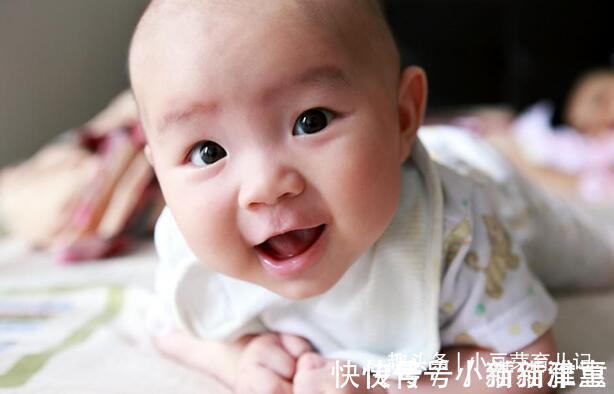 辅食|宝宝8个月还没长牙,不要只想着补钙,这四种情况也影响长牙早晚