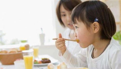 红红|中午不睡也没事”，孩子不睡午觉有这些后果，许多家长没意识到