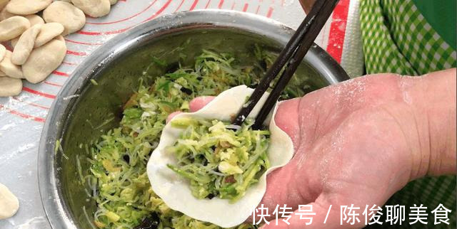 萝卜素馅饺子，这样调的饺子馅，比肉馅还好吃，和面调馅做法详解