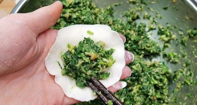 此菜的叶子常被扔掉，其实营养比茎高，冬天要多吃，包饺子吃真香