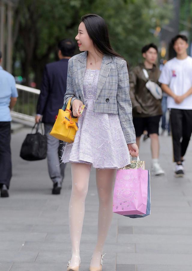 修身|美女十分有魅力, 搭配黑色的修身上衣, 很是动人