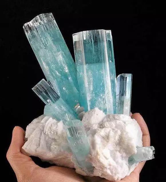 蓝色系宝石大家族：蓝钻石、蓝宝石、坦桑石、托帕石…通通教你分清楚