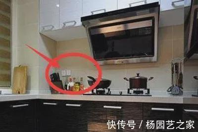 柜子|不顾反对，坚持在背景墙上加柜子，看到效果后老婆笑了！