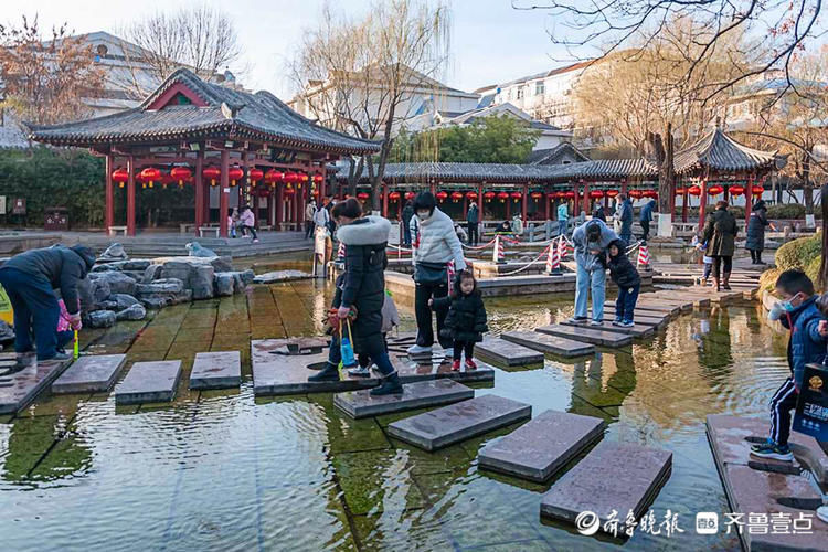 周末赏春！济南五龙潭春意浓，家长和孩子玩的不亦乐乎|情报站| 周末赏春！济南五龙潭春意浓，家长和孩子玩的不亦乐乎\＂,\＂i12\＂:\＂情报站