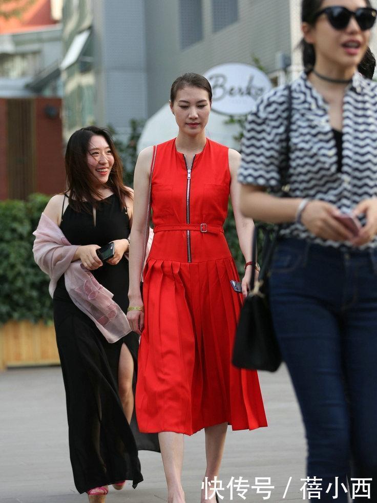 气场|林丹能娶到谢杏芳真有福气!穿红色连衣裙大方优雅,气场不输超模