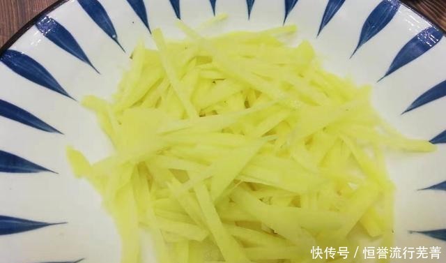 冬天,吃油条不如吃它,做1次不到3块钱,一拌一烙金黄酥脆超香