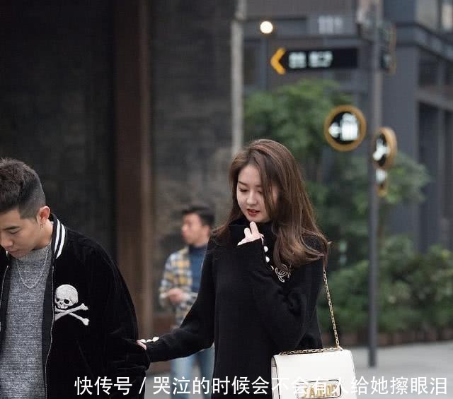 帅气打底裤彰显青春的魅力，可以展现一种清新自然的美丽！