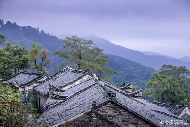 依山而建的古寨，穿越千年的沧桑与风华，神秘又迷人