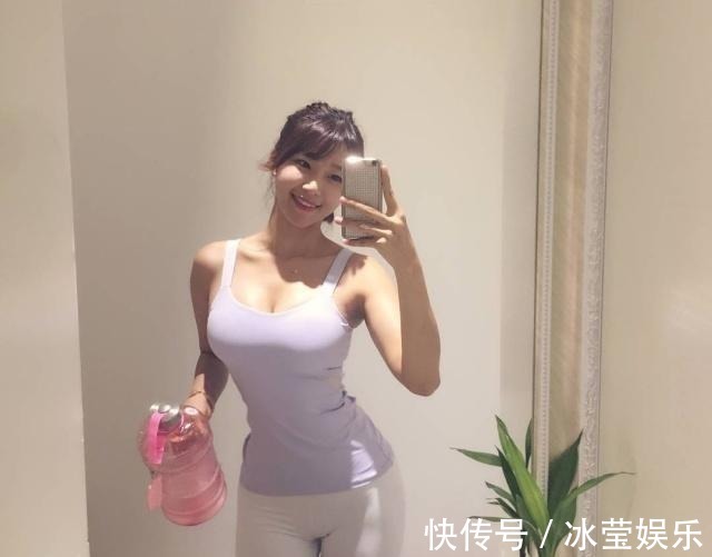 年轻人 美女穿搭紧致打底裤简约时尚优雅，尽显年轻人的随性不羁