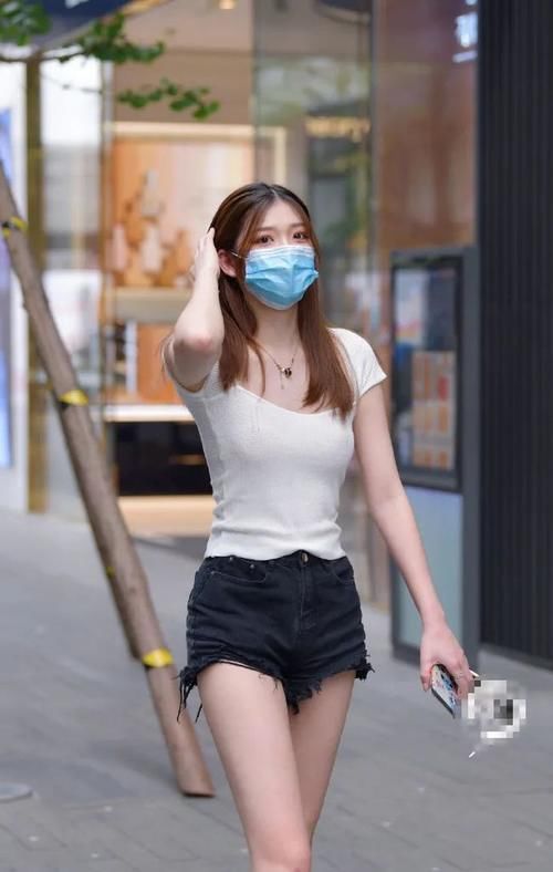 街拍组图：牛仔热裤配运动鞋，尽享轻盈穿搭体验