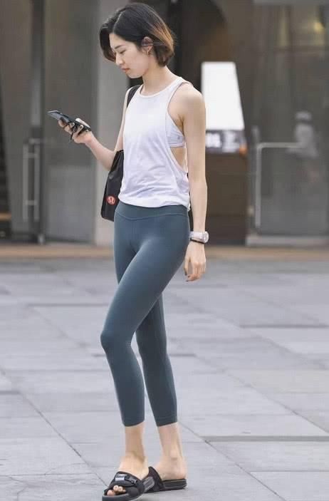 透露|街拍美女小姐姐紧身裤穿出迷人线条,透露着青涩的美