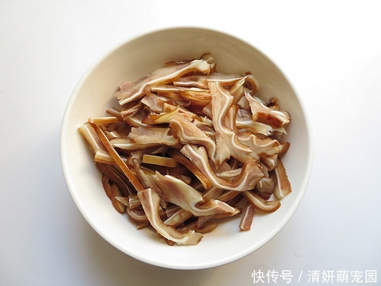 下酒菜|此菜“骨头”越多越抢手，是最过硬的下酒菜，不炒不炖，一拌就好