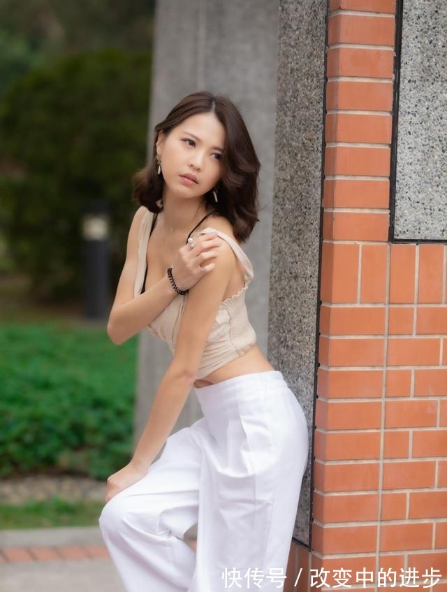 内衣 时尚有女人魅力的小背心搭配阔腿裤,显得风韵十足,很有女人魅力!