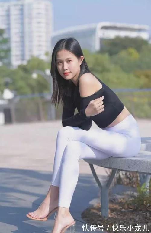 大长腿 小姐姐大长腿穿白色瑜伽裤,时尚中透着时尚的气息