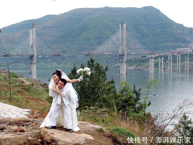 婚礼现场新娘独自开车前来,只因接亲堵门时女方舅舅硬要5条中华