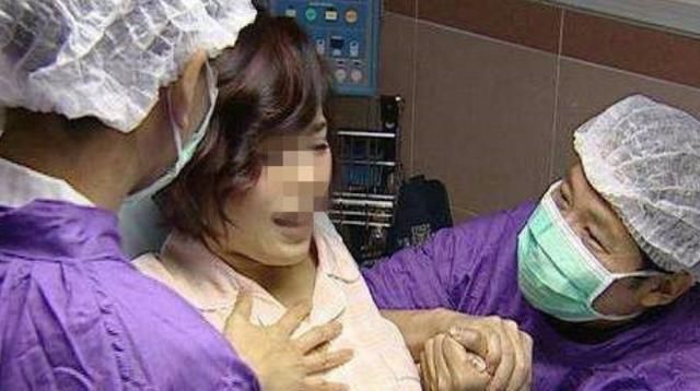 宝妈|宝宝刚出生就对妈妈“笑”,护士却猛扇一巴掌,事后宝妈连声道谢