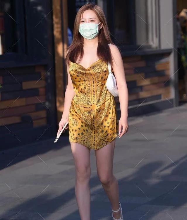 金黄色|金黄色的露背连衣裙,性感时尚,娇俏可爱,轻盈复古