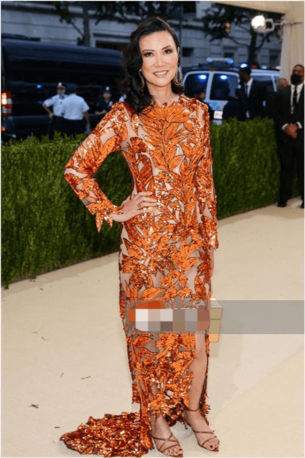 不老女神|邓文迪不愧是“商圈女神”,亮片修身连衣裙秀曼妙身材,高挑精致