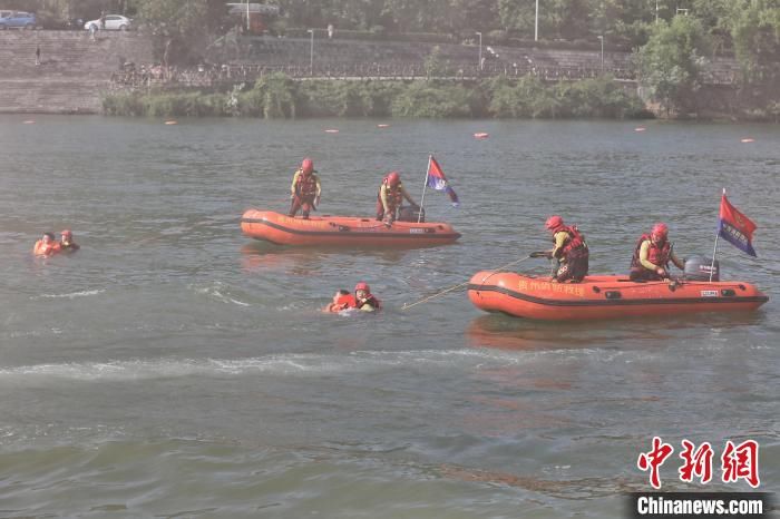 编队|贵州消防救援总队举行水域救援汇报演练