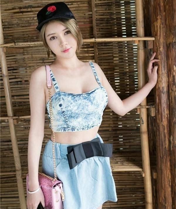 真好看女仔吊带衫+超短裙,时尚清新又吸睛