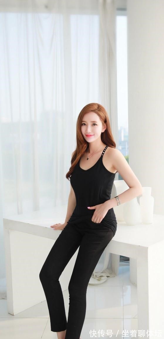 气质|黑色吊带背心搭配紧身裤, 秀出小姐姐的完美气质!