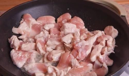 炒鸡肉时，直接下锅炒大错特错，炒之前多加一步，鸡肉更鲜嫩入味
