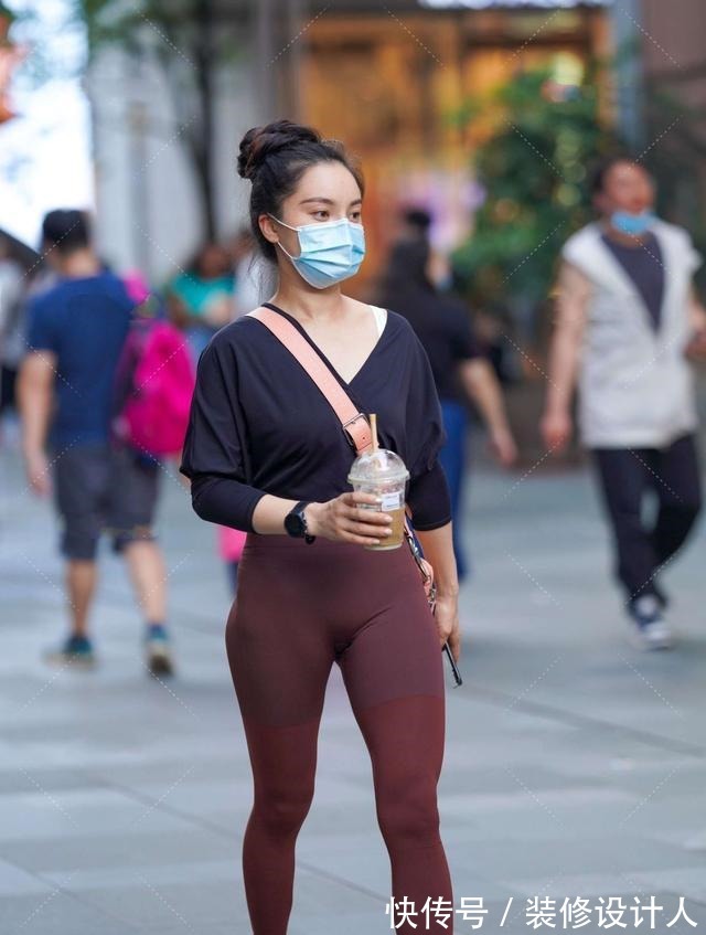 搭丝绒 黑色休闲衫和棕红色裤子组合,时尚大方,运动感十足!