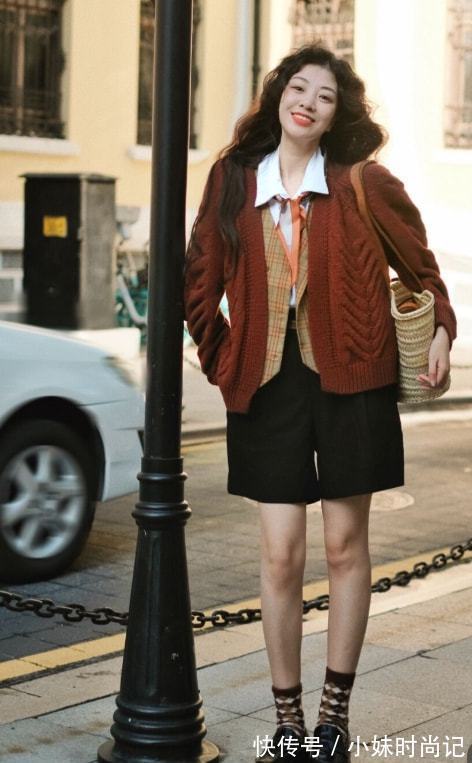 针织衫|纯色毛衣打造出亮眼造型的关键,还在于色彩搭配,最简单易学的穿法