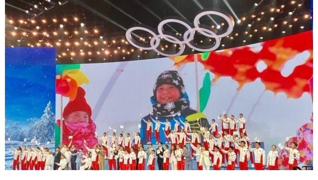 全红婵有多火?央视大合唱站C位,陈伟霆跟她热聊,邓超半蹲合影